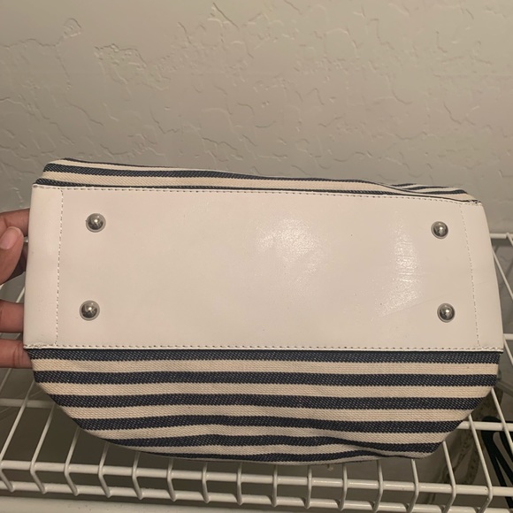 London Fog Shoulder Bag, Fabric Material. - Picture 2 of 4